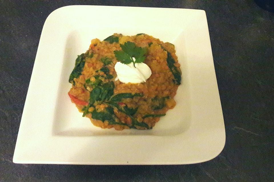 Dal mit Kartoffeln und Spinat