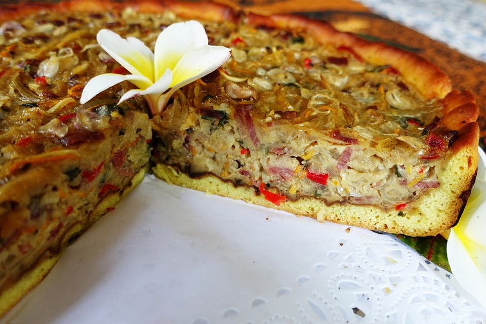 Balinesischer gewürzter Zwiebelkuchen mit Mandeln