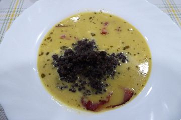 Bördeländer Steckrüben-Cremesuppe mit Belugalinsen