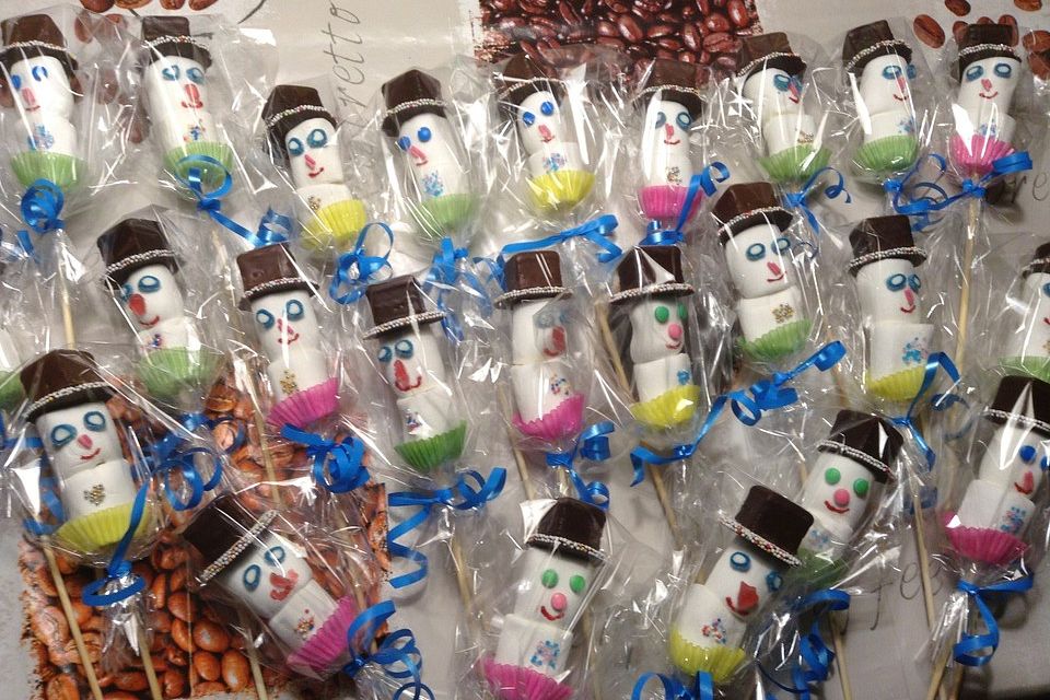 Schneemannlollies aus Marshmallows