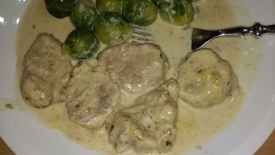 Schweinefilet in Käsesoße mit Rosenkohl von Küchenschmock Schweinefilet in Käsesoße mit Rosenkohl von Küchenschmock