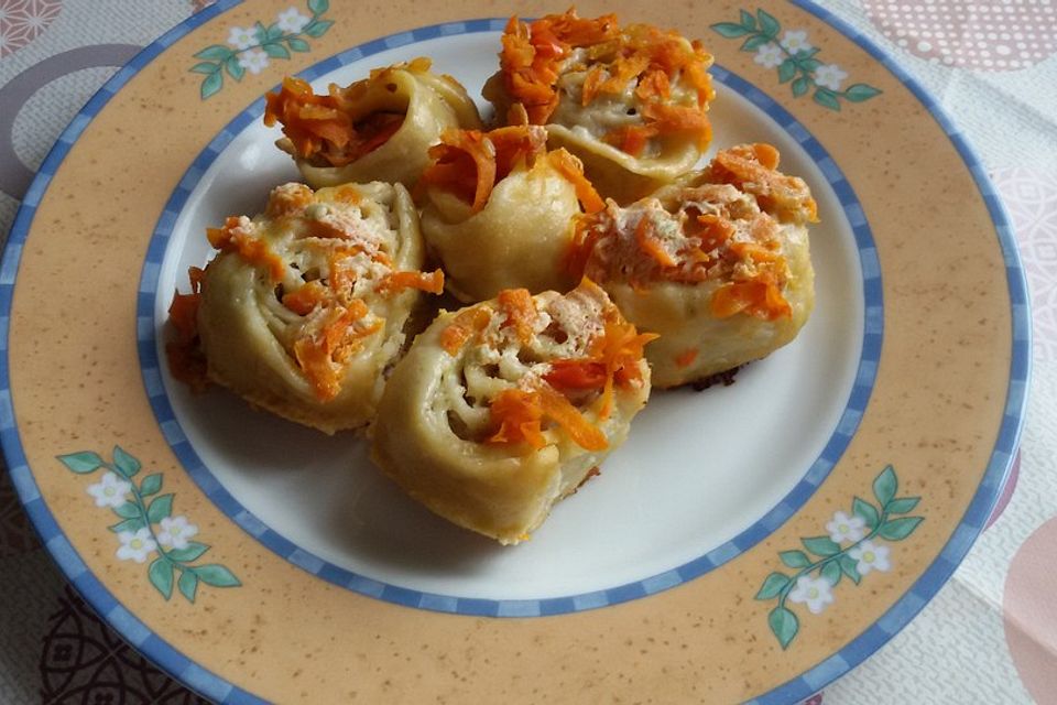 Hackfleischröllchen mit Nudelteig und Gemüsetopping oder "Faule" Pelmeni