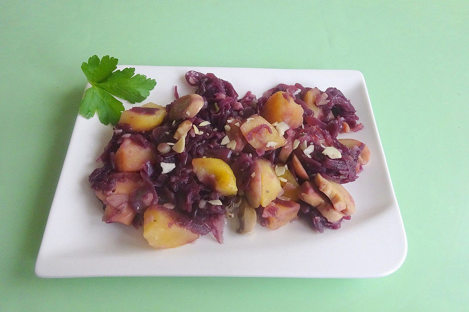 Rotkohl mit Kartoffeln, Mandeln, Zwiebeln und viel Knoblauch