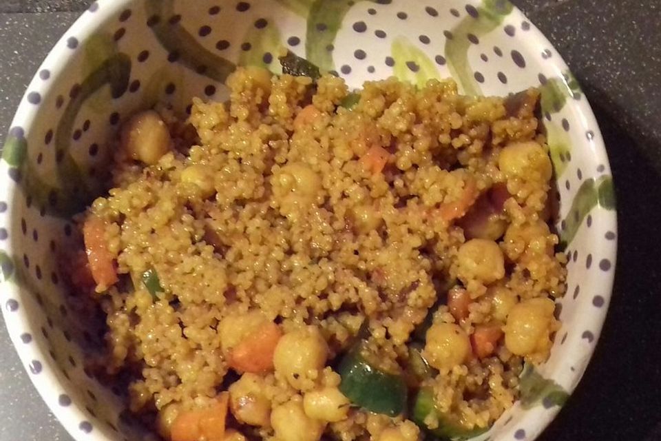 Würzig-fruchtiger Couscous-Salat