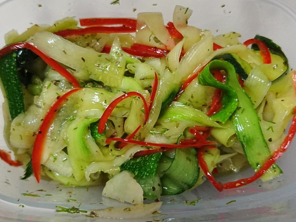 Pikanter Zucchinisalat mit Chili von TheOtherSideOfMe| Chefkoch
