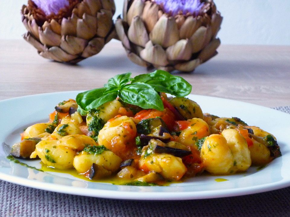 Auberginen-Tomaten-Gnocchi Mit Hausgemachtem Koriander-Zitronen-Pesto ...