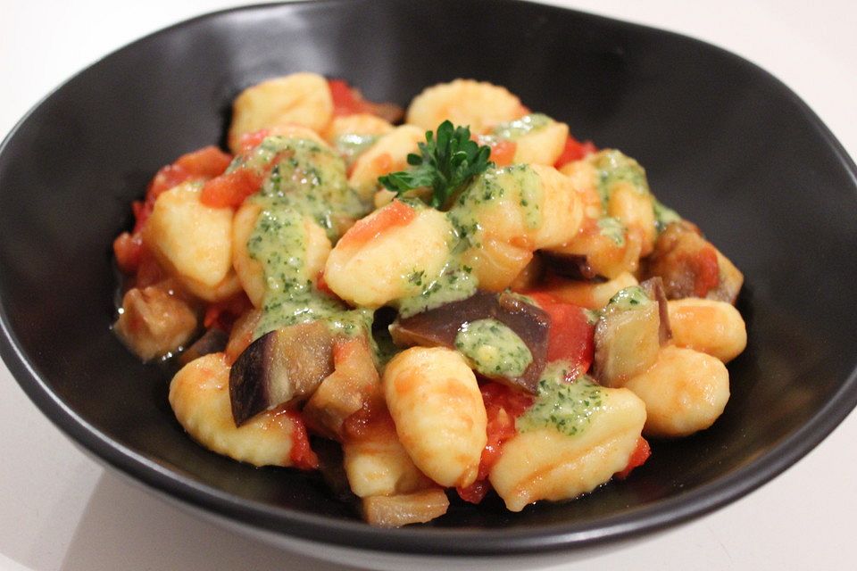 Auberginen-Tomaten-Gnocchi mit hausgemachtem Koriander-Zitronen-Pesto