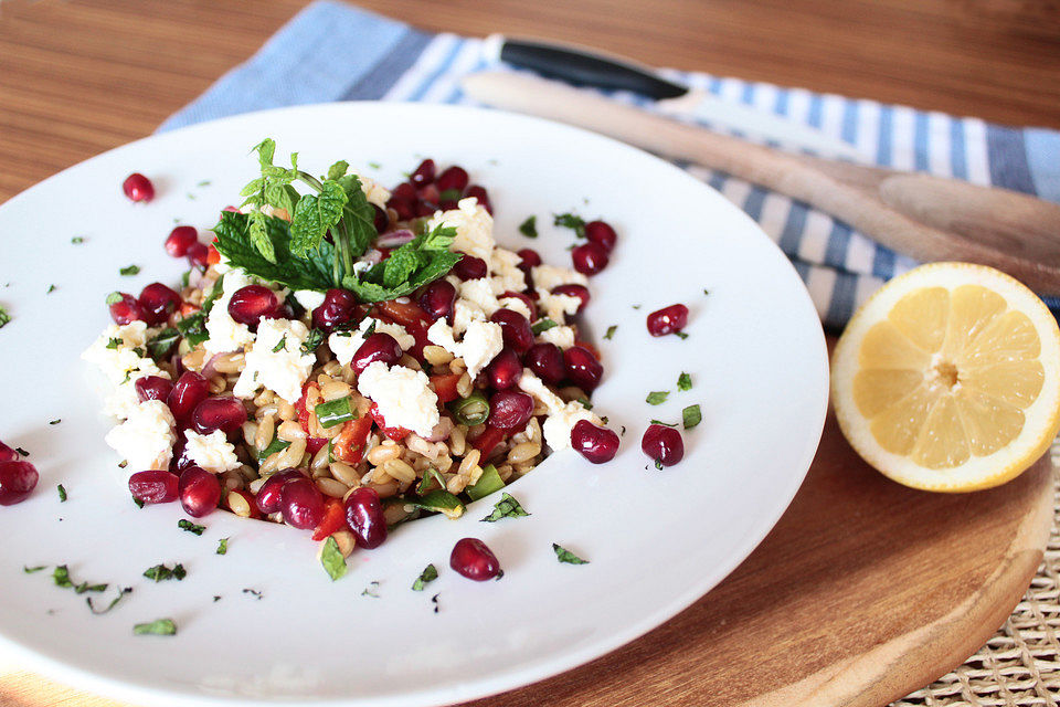 Orientalischer Grünkernsalat mit Granatapfel und Minze