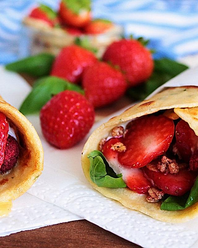 Frühstücks-Wrap mit Erdbeeren und Müsli