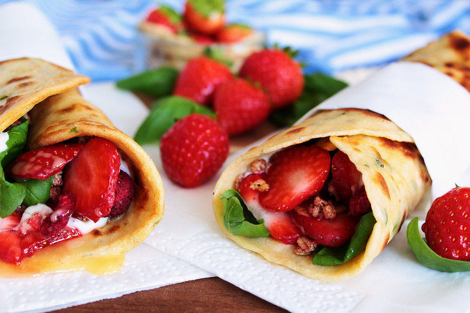 Frühstücks-Wrap mit Erdbeeren und Müsli