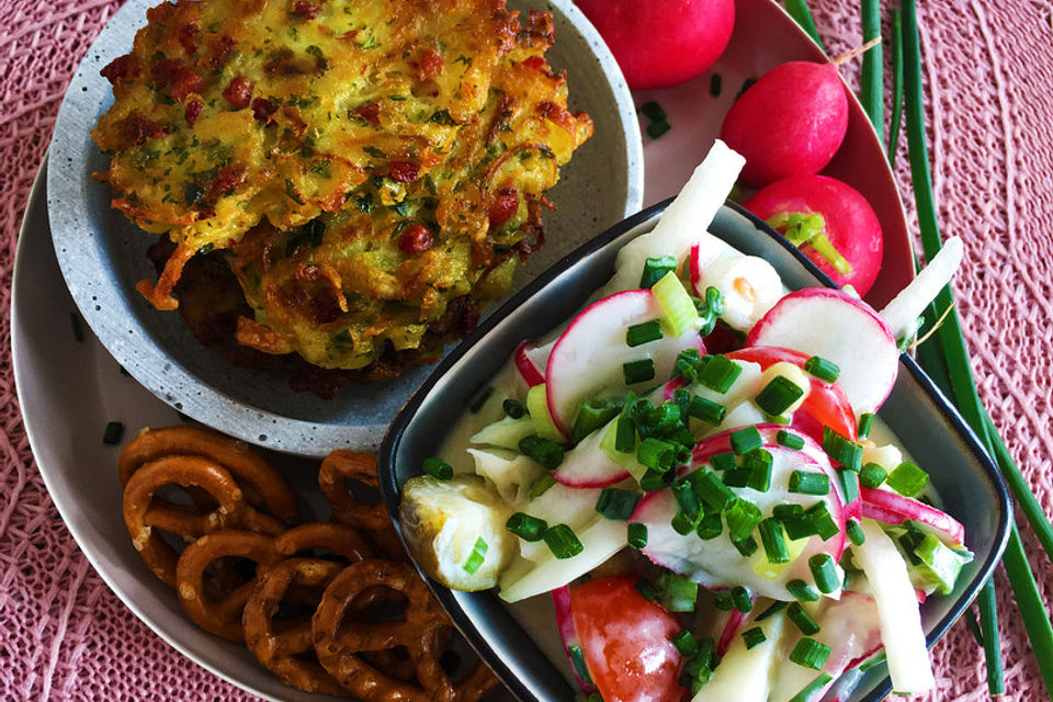 Bayrischer Radieschen-Kohlrabi Salat mit Sauerkraut-Pflanzerl und Apfelschorle