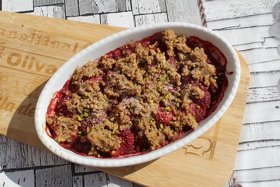 Erdbeer-Crumble mit Pistazien