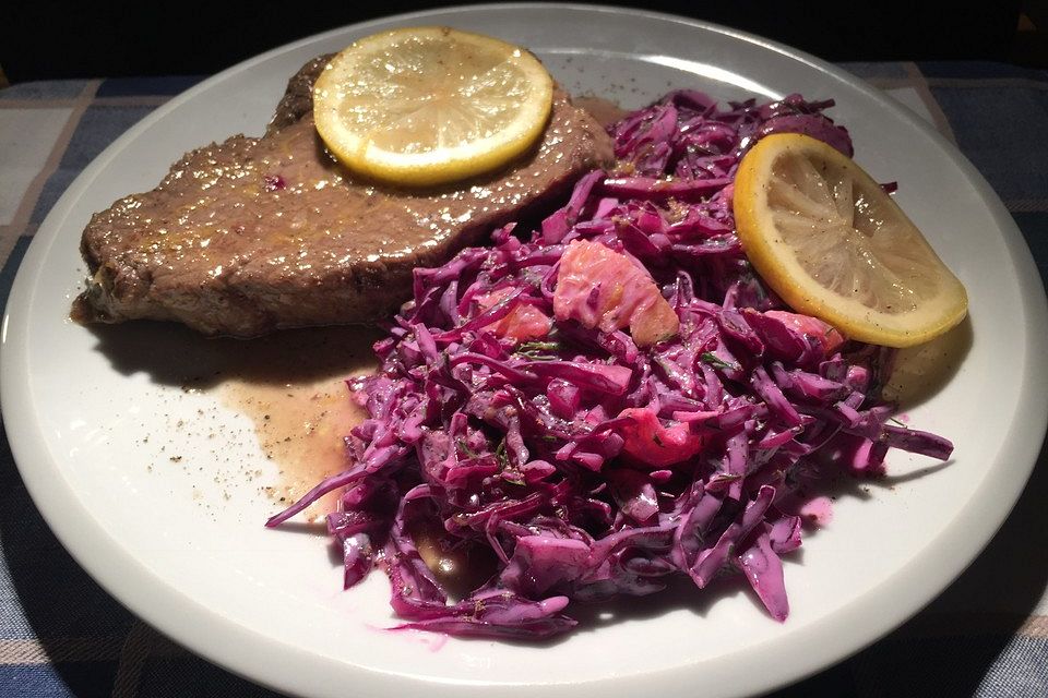 Rotkohl Coleslaw mit Orangendressing und Zitronen-Huftsteaks