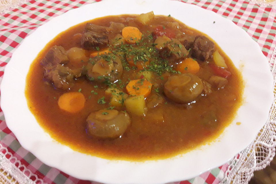 Kesselgulasch mit Rindfleisch und Gemüse