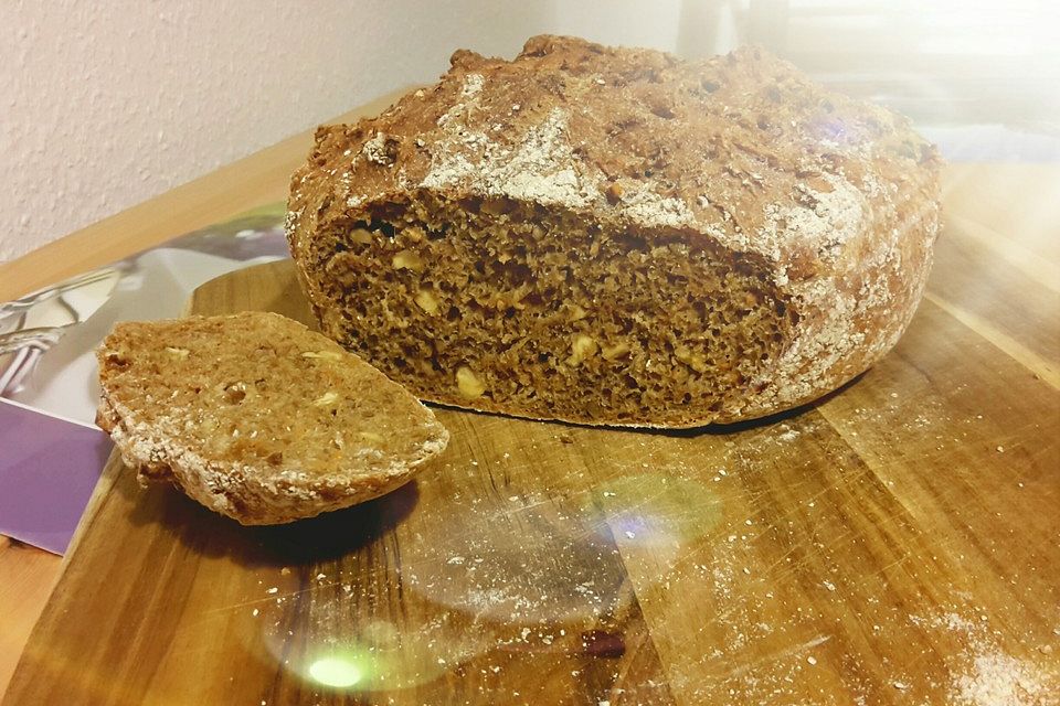 Möhren-Walnuss-Brot mit Dinkelvollkornmehl