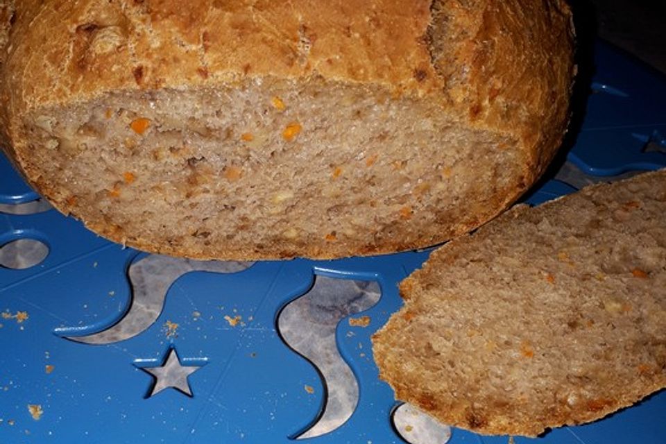 Möhren-Walnuss-Brot mit Dinkelvollkornmehl