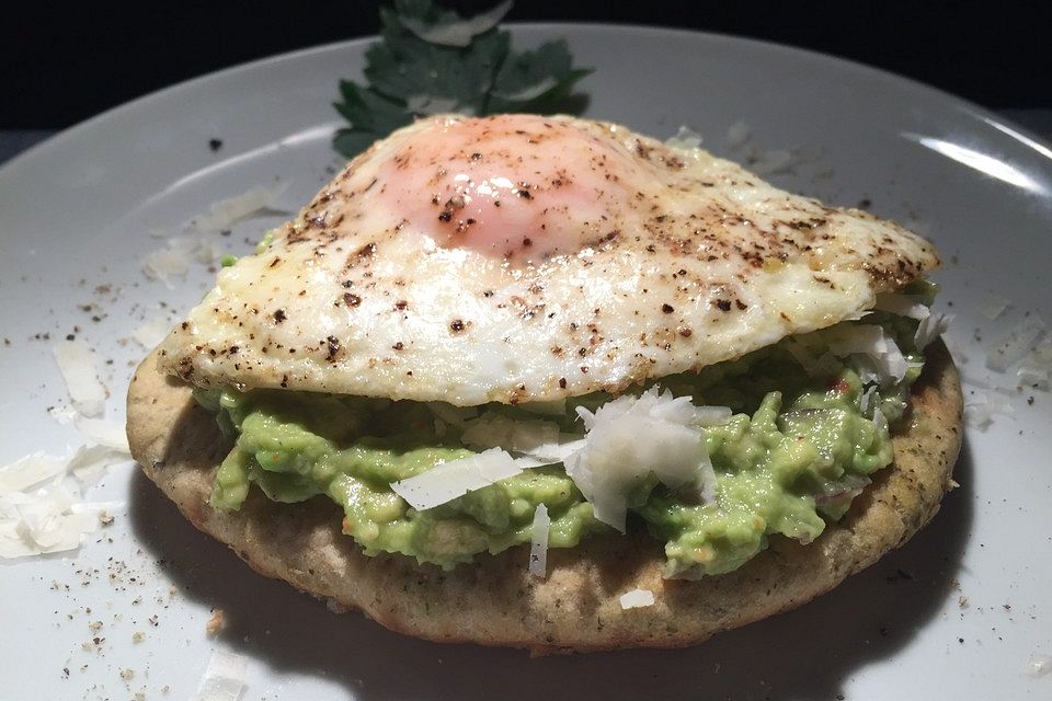 Naan-Brot mit Avocado und Spiegelei