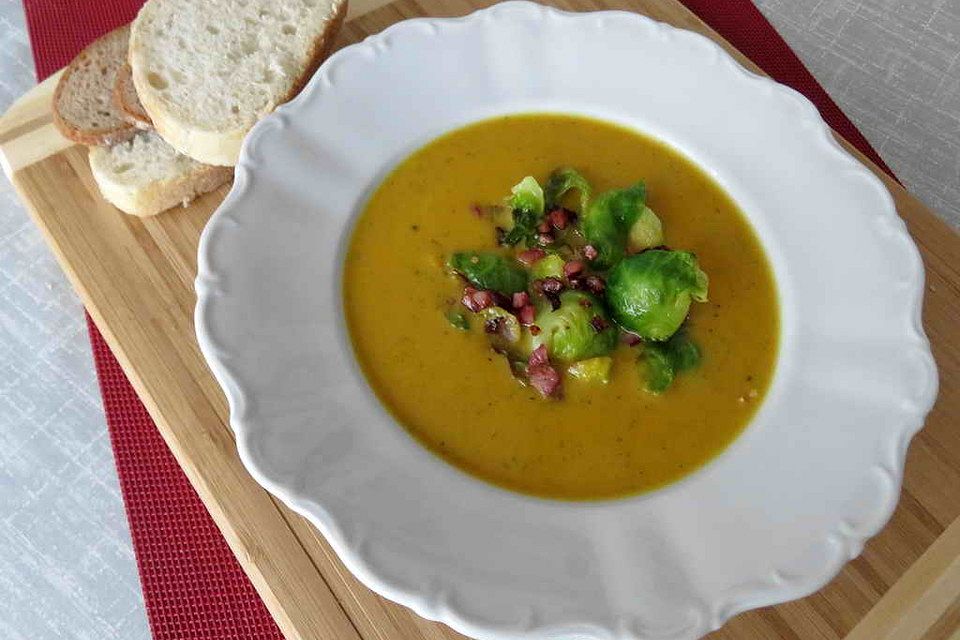 Süßkartoffel-Karotten-Suppe mit Rosenkohl-Speck-Topping