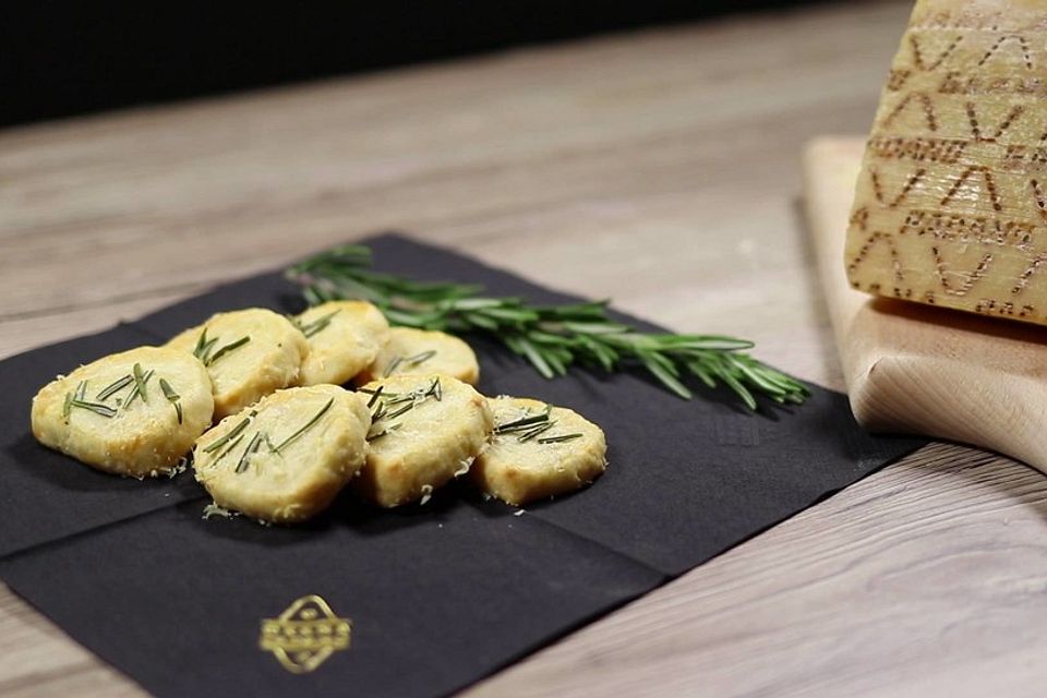 Käse-Cracker mit Grana Padano