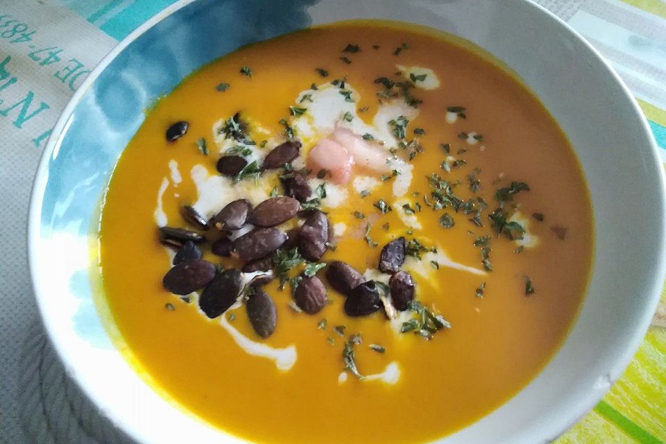 Hokkaido-Süßkartoffel-Suppe mit Kokosmilch und gebratenen Garnelen