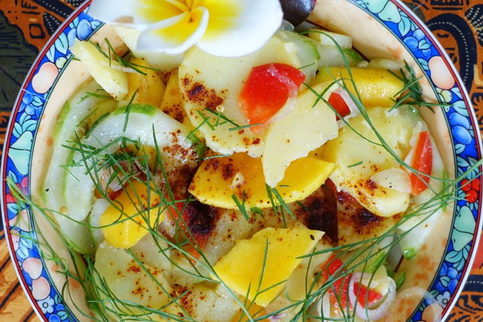 Bunter Kartoffelsalat mit Mangoscheiben