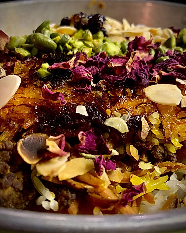 Persischer Reis mit Joghurtsoße und karamellisierten Berberitzenbeeren