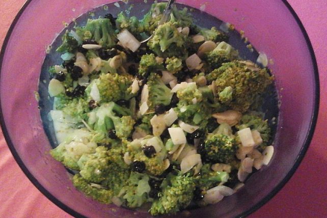 Brokkolisalat mit Mandeln und Rosinen von Mumfula| Chefkoch