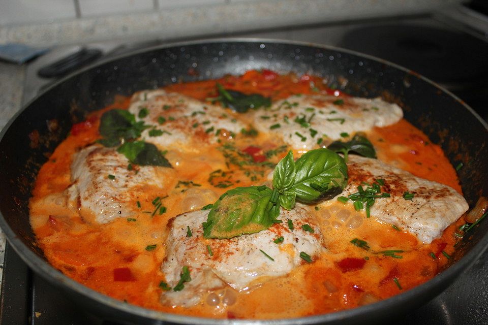 Minutensteaks in Paprika-Sahne-Sauce mit Bandnudeln