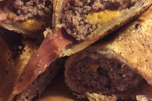 Blätterteig-Hack-Rolle mit Cheddar und Schinken von Pit-Blog| Chefkoch