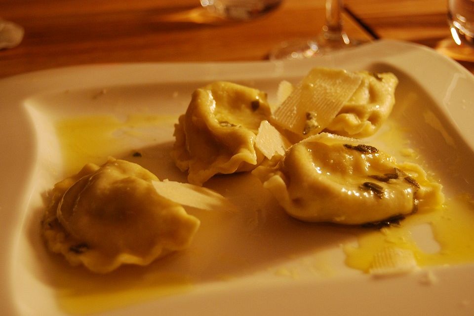 Ravioli mit Ziegenkäse-Honig-Walnuss-Füllung