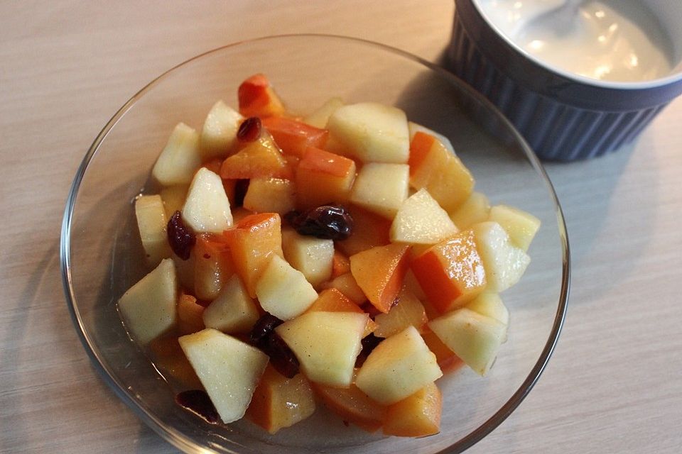 Sharonfrucht-Apfel-Ragout mit Cranberries