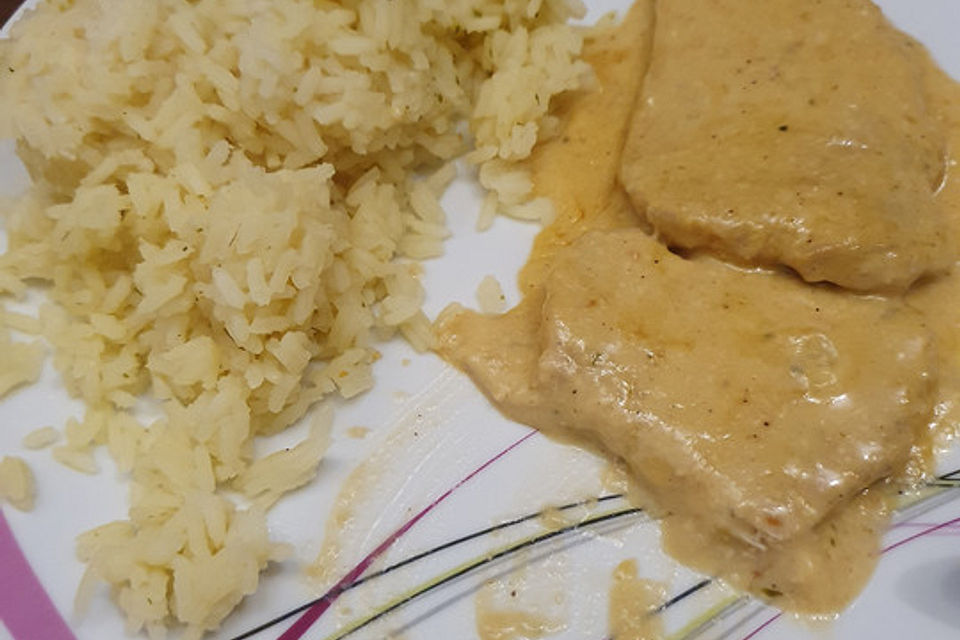 Überbackene Schweineminutensteaks mit Sahnesauce und Reis