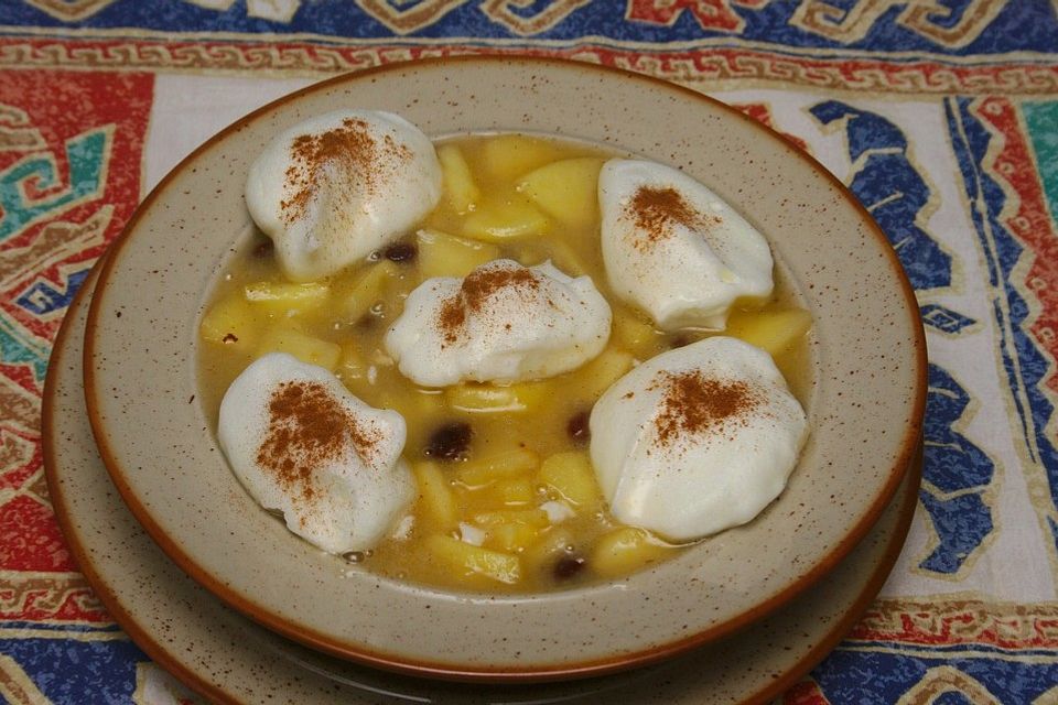 Apfelsuppe mit Schneeklößchen