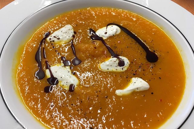 Kürbiscreme-Suppe mit Birne und Cashewnüssen von GeeStarz| Chefkoch