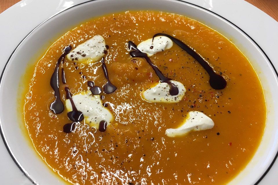 Kürbiscreme-Suppe mit Birne und Cashewnüssen