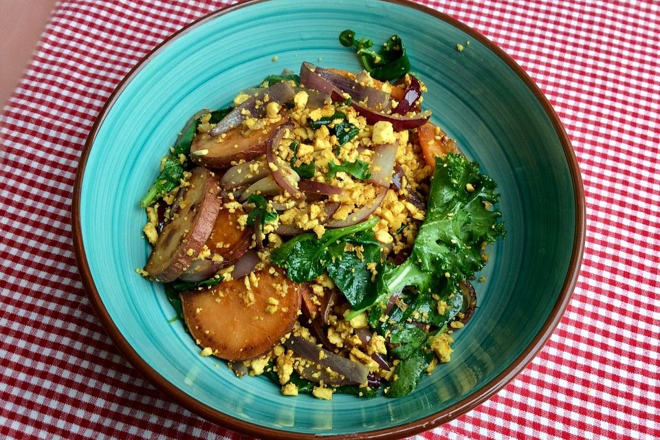 Rührtofu mit Süßkartoffel und Grünkohl