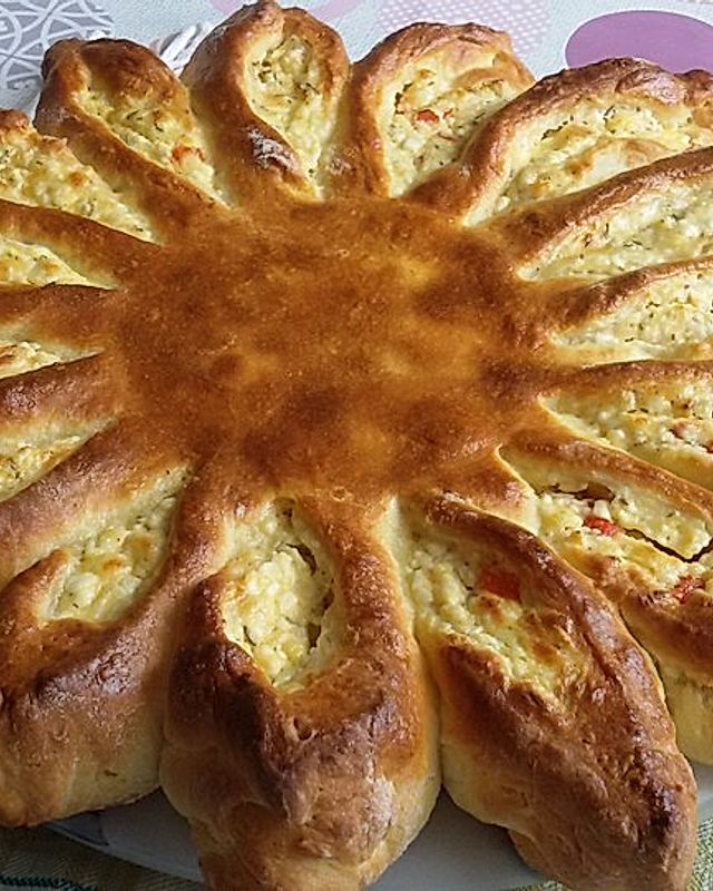Sonnenrad-Kuchen mit mediterraner Käsemischung