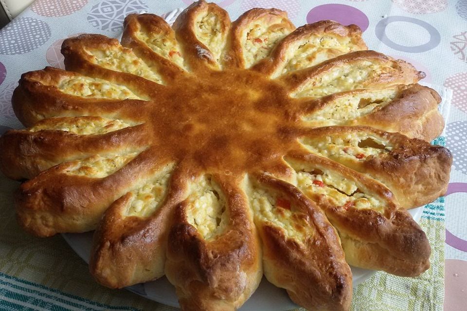 Sonnenrad-Kuchen mit mediterraner Käsemischung