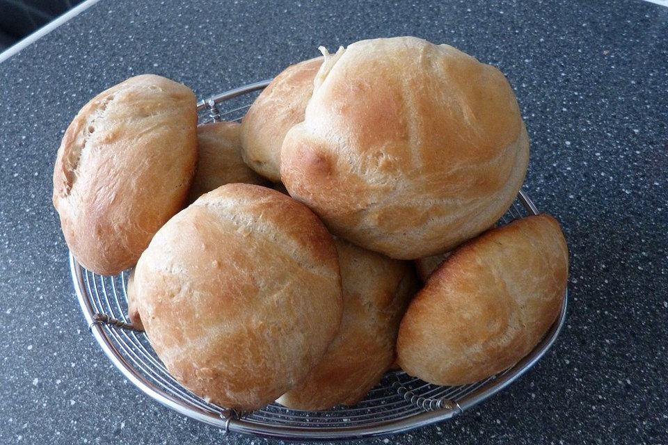 Einfache Brötchen aus Dinkelmehl