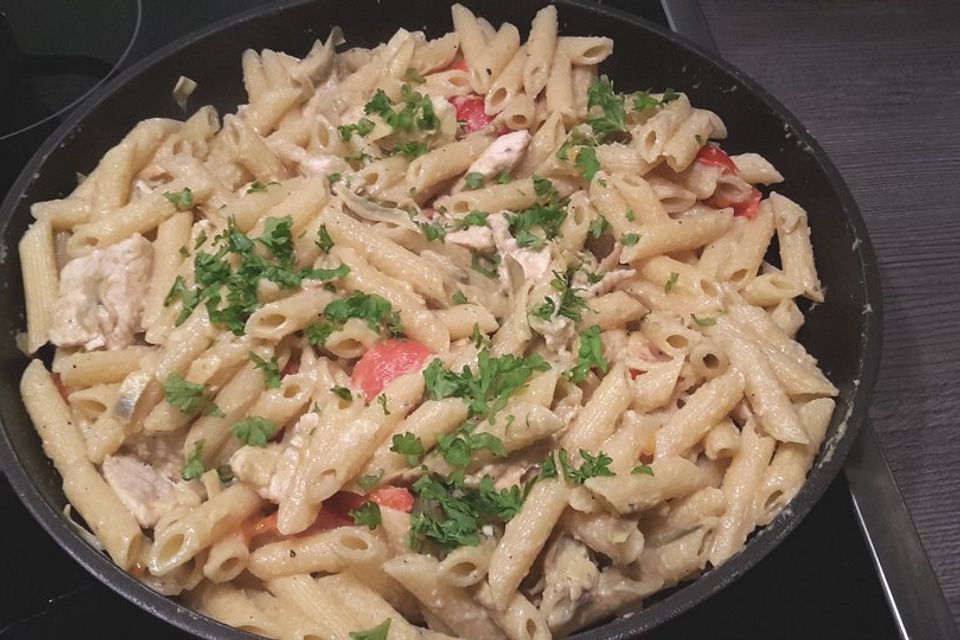 Pasta mit Artischockencreme und Hühnchenstreifen