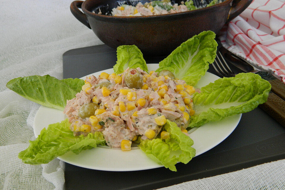 Thunfischsalat mit Mais, Oliven und Eisbergsalat