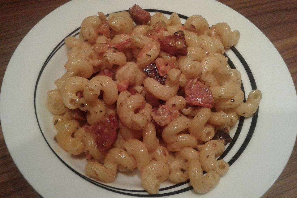 Pasta mit Tomaten, Salami und Pinienkernen