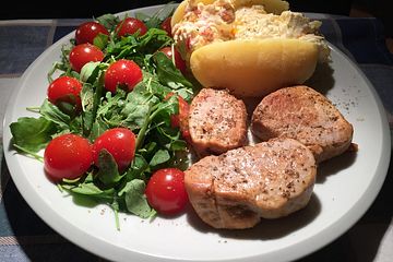 Schweinefilet-Medaillons mit Quark-Dip-Kartoffeln und Rucola-Tomaten-Salat