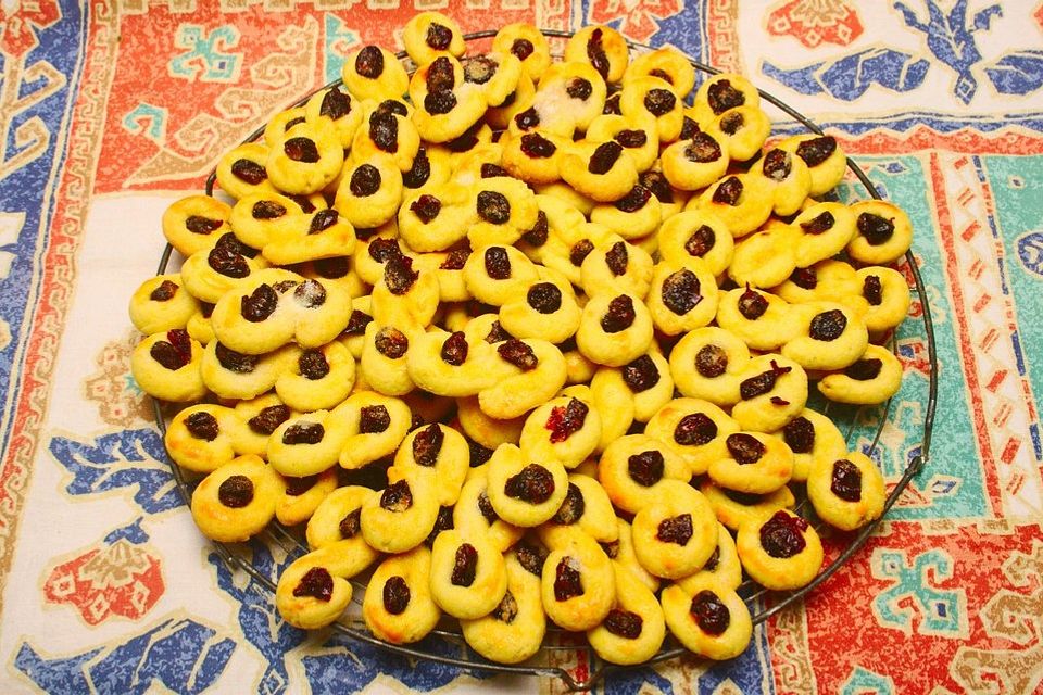 Schwedische Lussekatter mit Cranberries