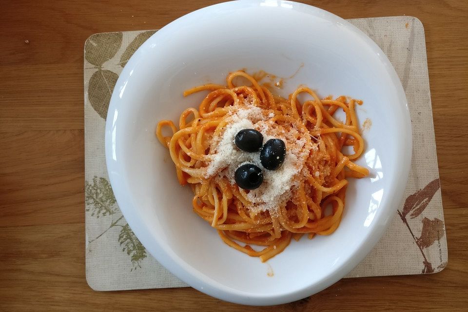 Linguine mit einer Soße aus Grillgemüse