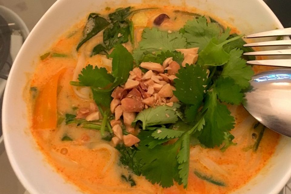 Thai-Kokos-Suppe mit Reisbandnudeln