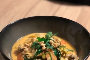 Thai-Kokos-Suppe mit Reisbandnudeln