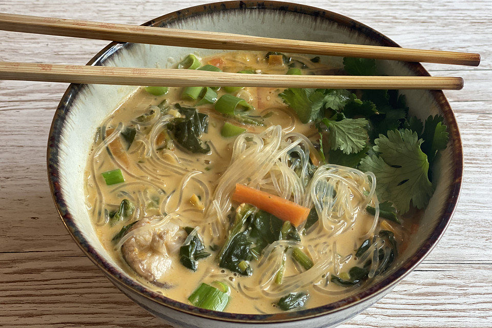 Thai-Kokos-Suppe mit Reisbandnudeln