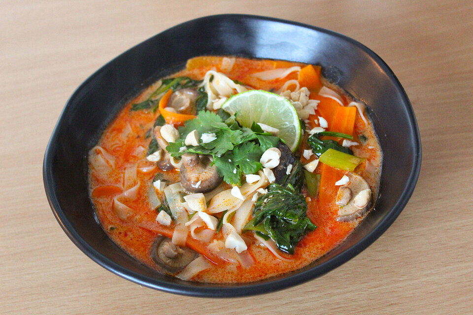 Thai-Kokos-Suppe mit Reisbandnudeln