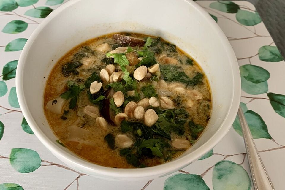 Thai-Kokos-Suppe mit Reisbandnudeln